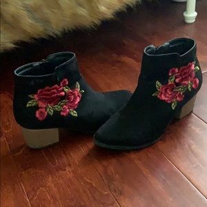 🌟🌟Embroidered booties🌟🌟